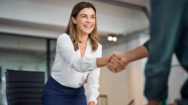 Håndtrykk mellom kunde og rådgiver – personlig service og oppfølging ved firmareiser fra et reisebyrå for bedrifter, ikke en plattform. Håndtrykk mellom kunde og rådgiver – personlig service og oppfølging ved firmareiser fra et reisebyrå for bedrifter, ikke en plattform.