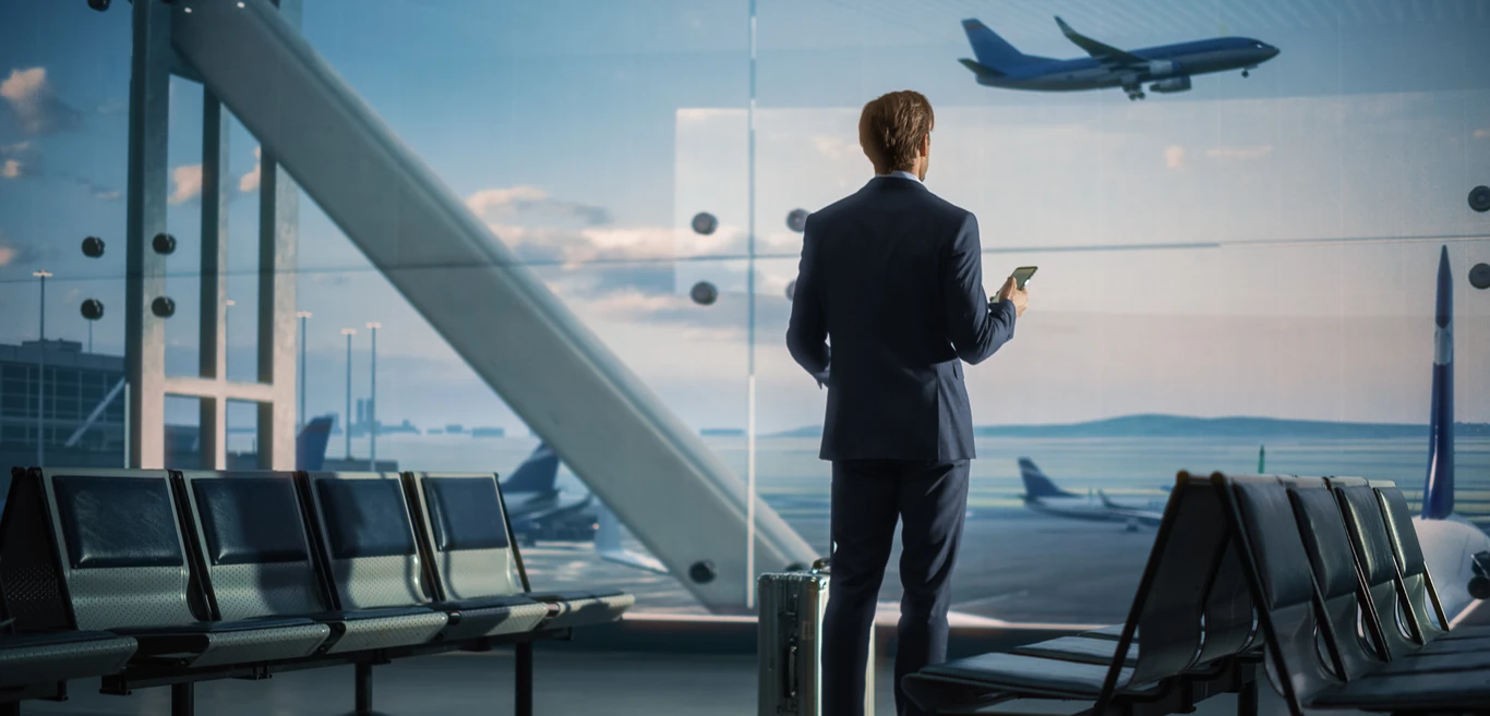 Forretningsreisende på flyplass – reisebyrå for bedrifter som sikrer firmareiser med presisjon og full kontroll. Forretningsreisende på flyplass – reisebyrå for bedrifter som sikrer firmareiser med presisjon og full kontroll.